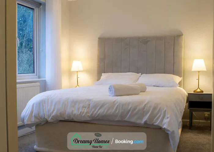 Four Bedroom Spacious House By Dreamy Homes Short Lets And Serviced Accommodation With Free Parking Near Salisbury City Centre