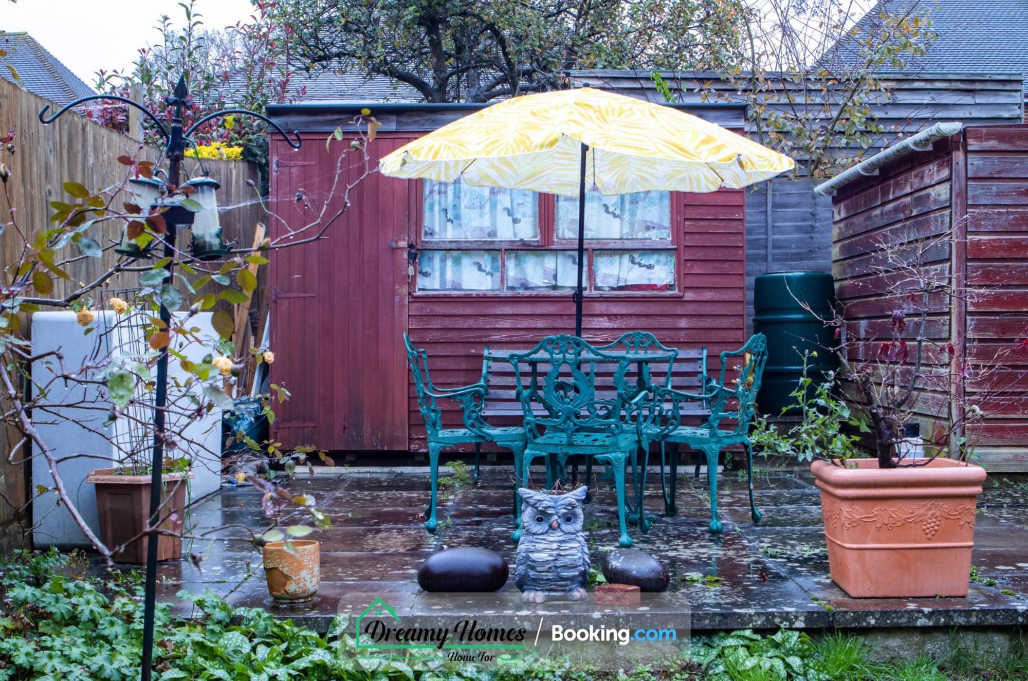 Dreamy Homes: Spacious Four-bedroom Near Salisbury Centre Holiday home *