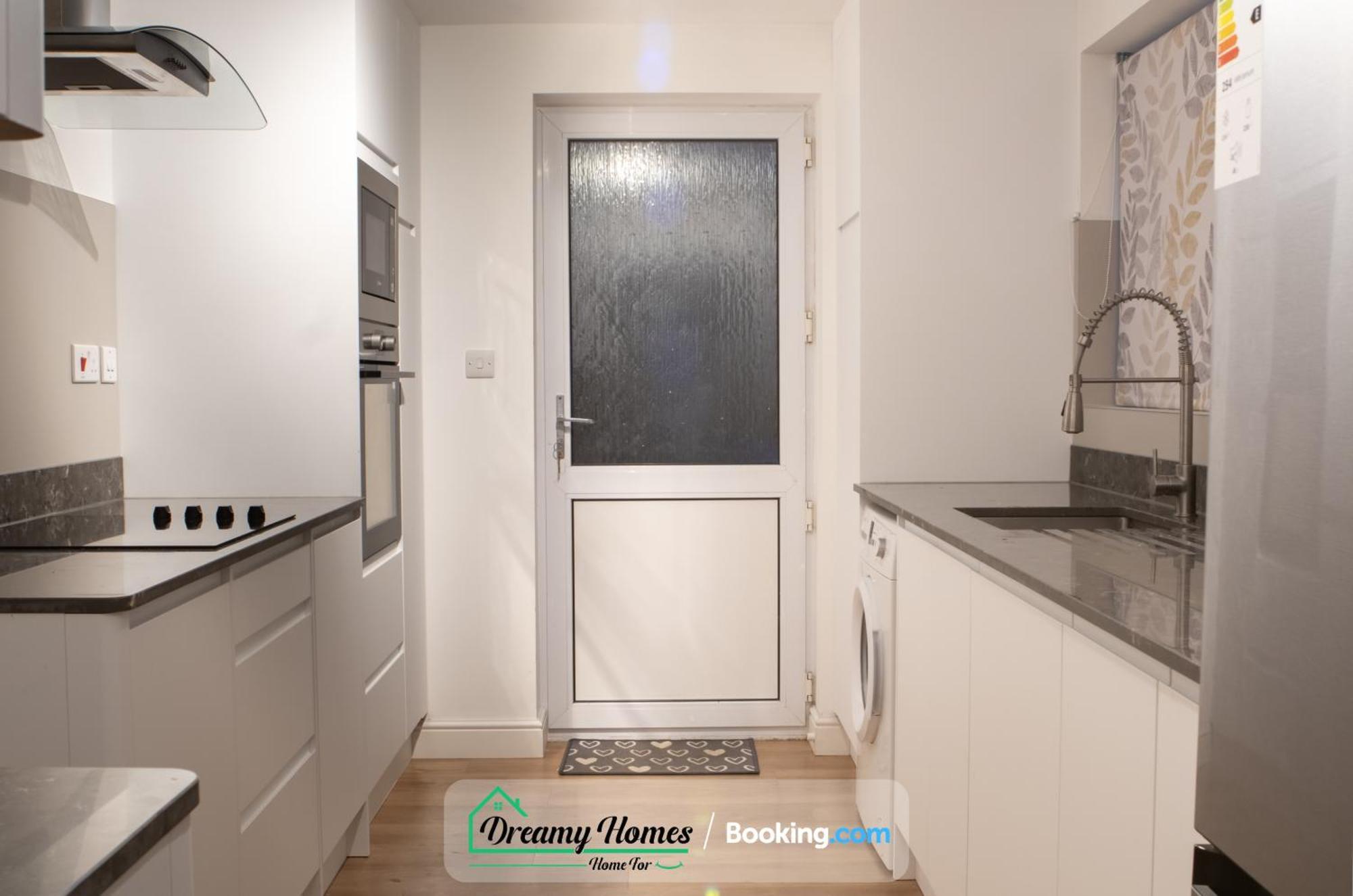 Dreamy Homes: Spacious Four-bedroom Near Salisbury Centre